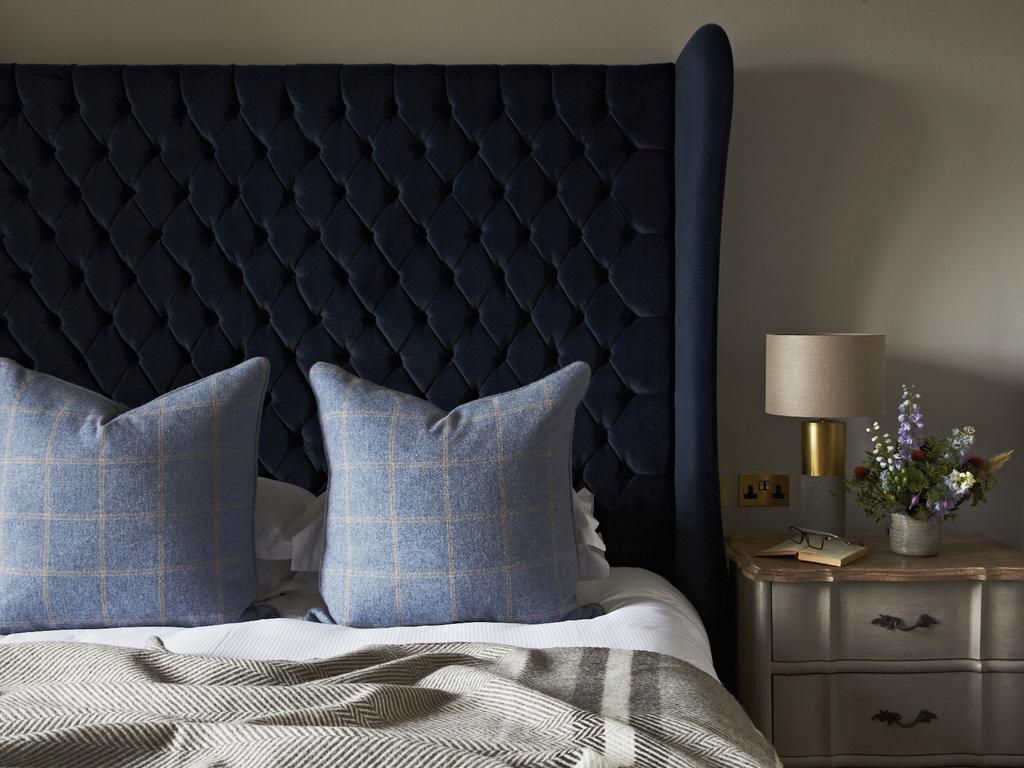邓斯坦之家酒店 爱丁堡 外观 照片 A bed with a blue velvet headboard