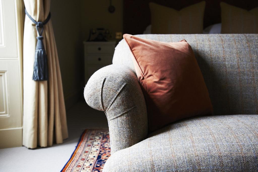 邓斯坦之家酒店 爱丁堡 外观 照片 A throw pillow on a sofa