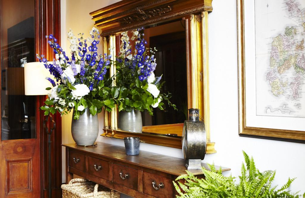 邓斯坦之家酒店 爱丁堡 外观 照片 A mirror on a console table