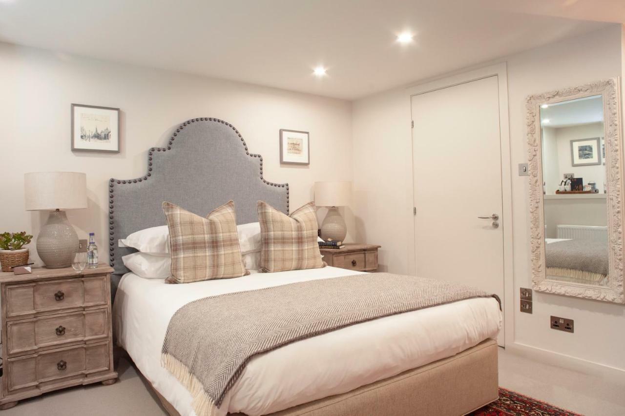 邓斯坦之家酒店 爱丁堡 外观 照片 A bedroom at The Swan