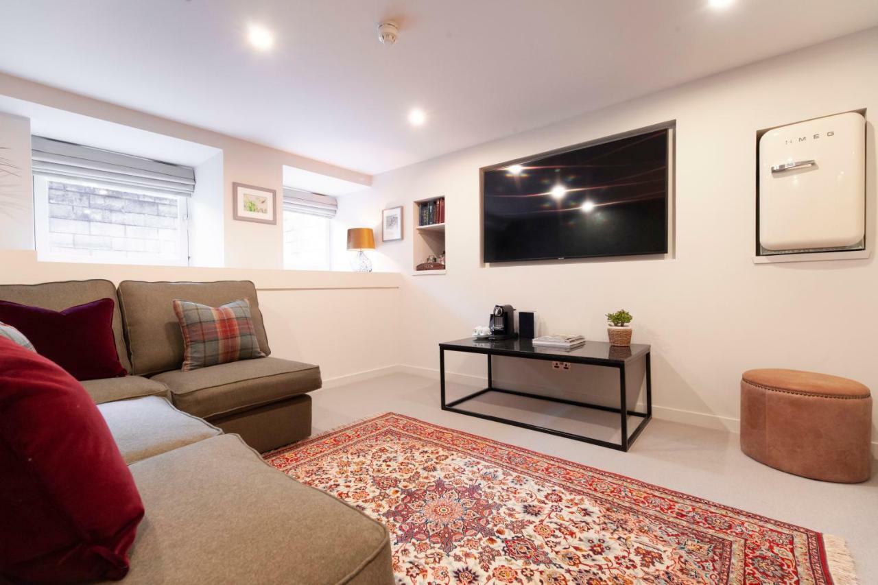 邓斯坦之家酒店 爱丁堡 外观 照片 A living room in a serviced apartment in London