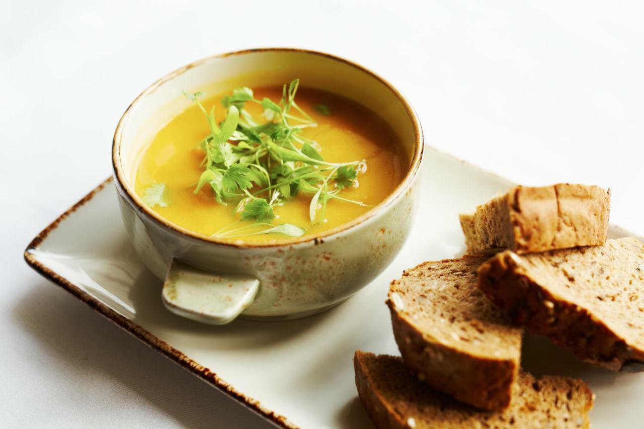 邓斯坦之家酒店 爱丁堡 外观 照片 A bowl of carrot and coriander soup